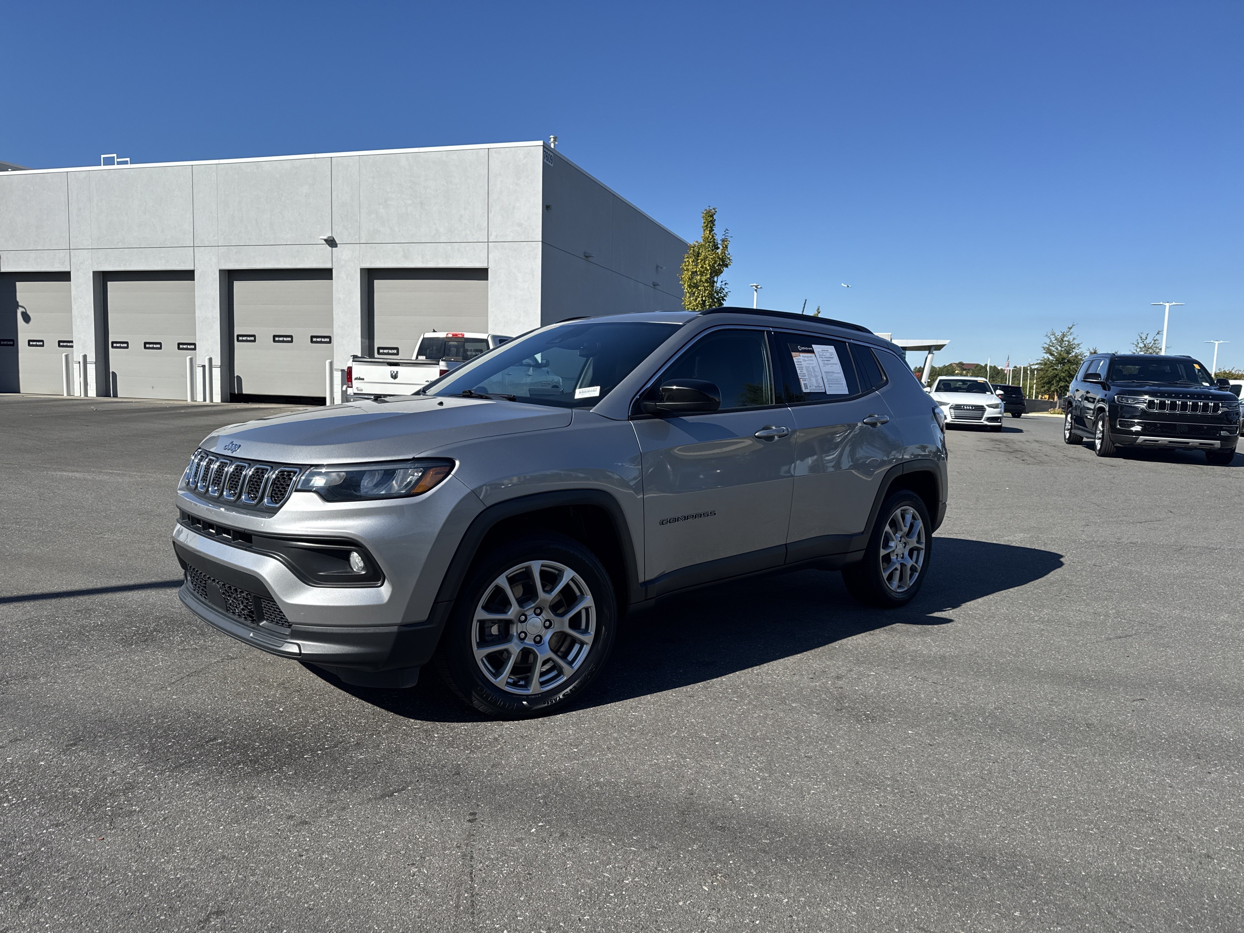 Used 2023 Jeep Compass Latitude AWD/4WD image 5