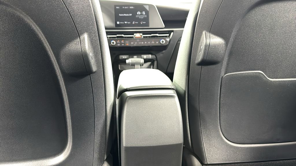 Used 2025 Kia Niro LX image 31