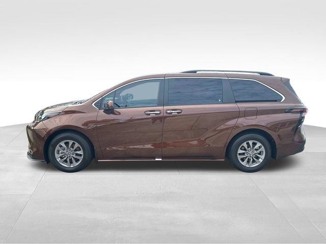 Used 2024 Toyota Sienna XLE image 6