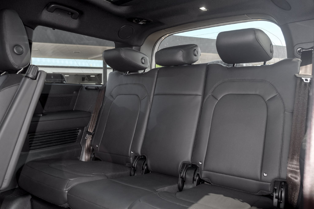 New 2026 Land Rover Defender 130 X-Dynamic SE AWD/4WD image 18