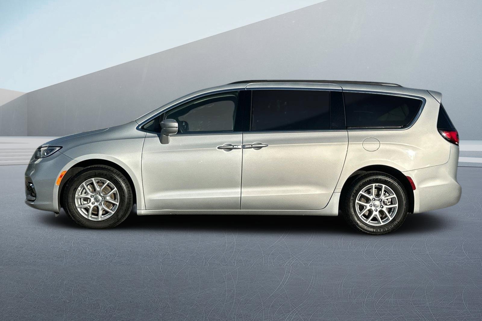 Used 2022 Chrysler Pacifica Touring-L image 8