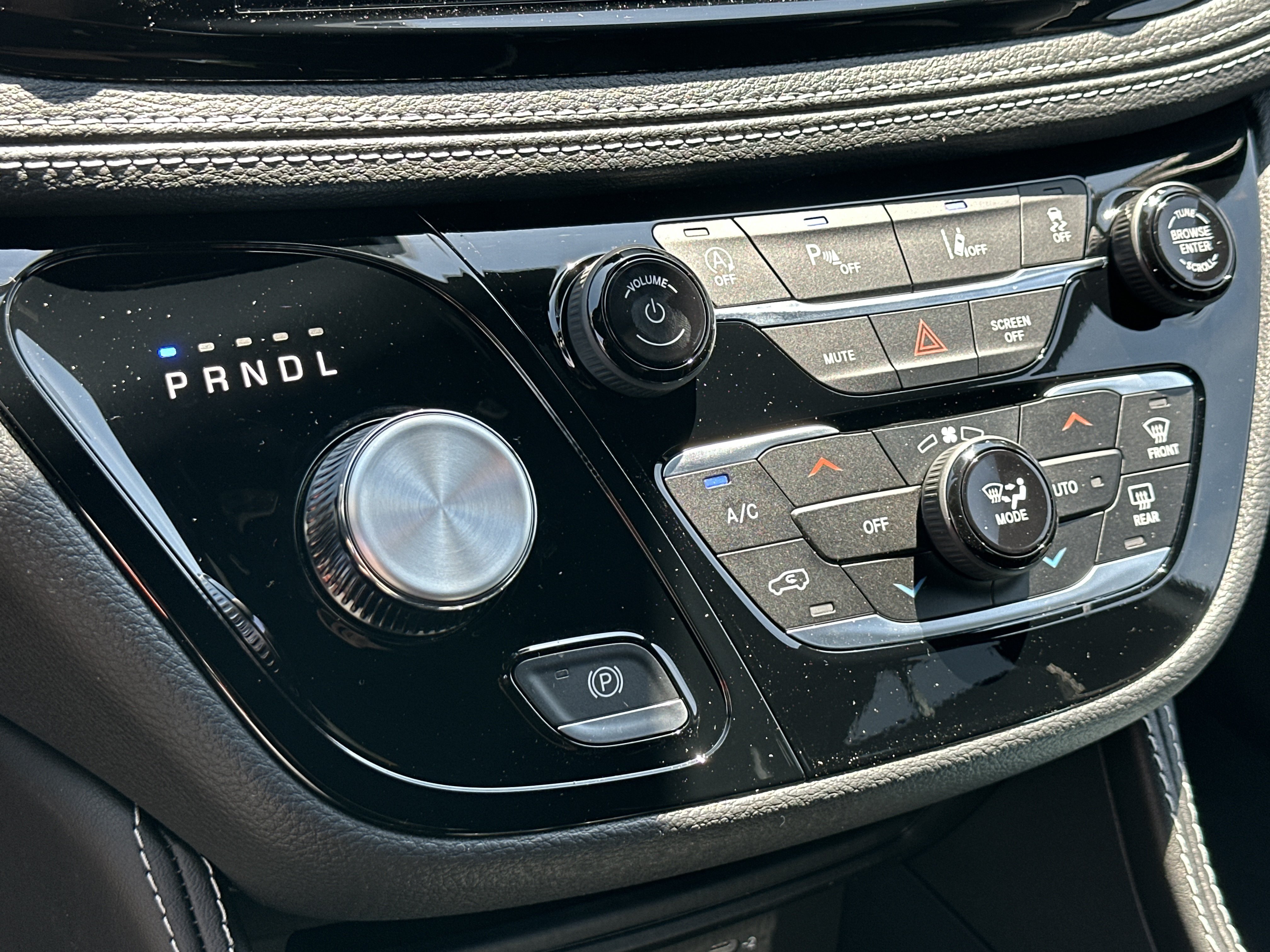 New 2027 Chrysler Pacifica Limited FWD image 7