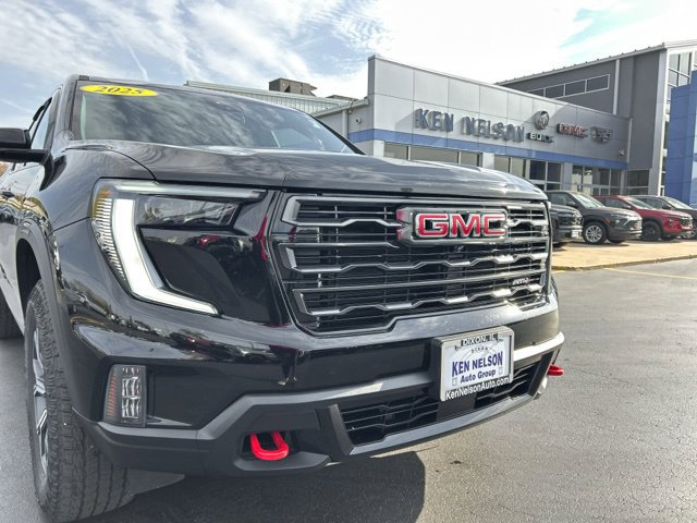 Used 2025 GMC Acadia AT4 w/ Luxury Package AWD/4WD image 3