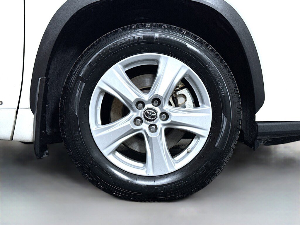 Used 2021 Toyota Highlander LE image 44