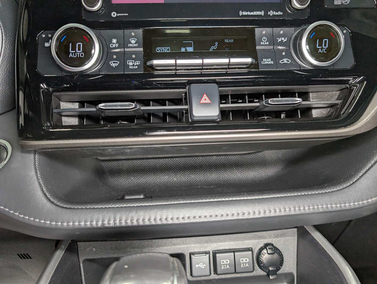 Used 2021 Toyota Highlander XLE AWD/4WD image 33