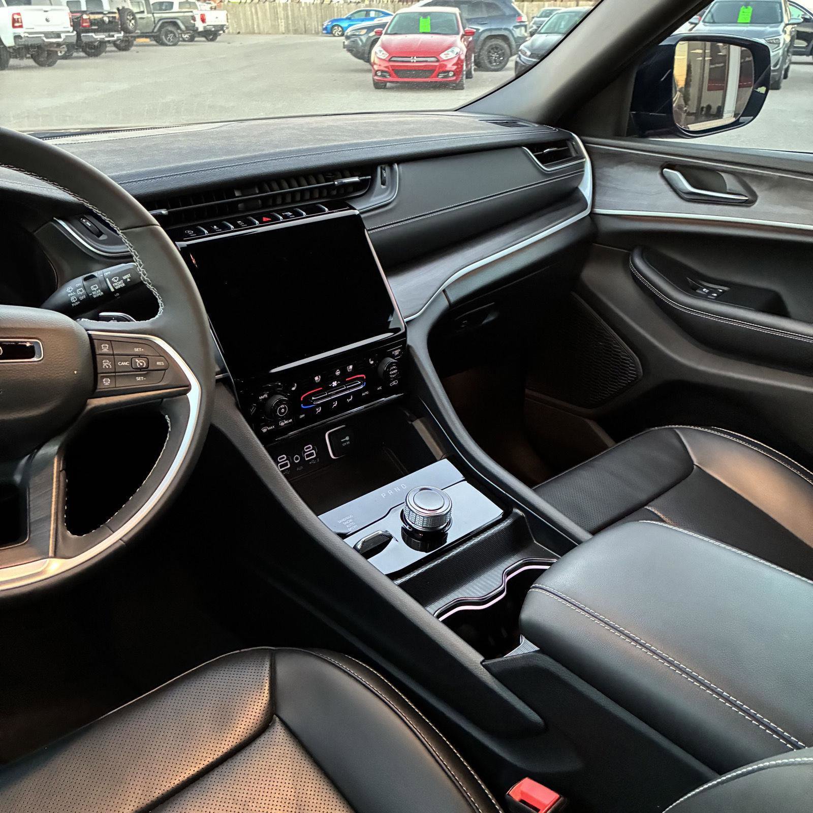 Used 2025 Jeep Grand Cherokee L Limited w/ Luxury Tech Group II image 5