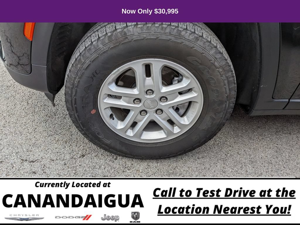 Used 2023 Jeep Grand Cherokee Laredo AWD/4WD image 33