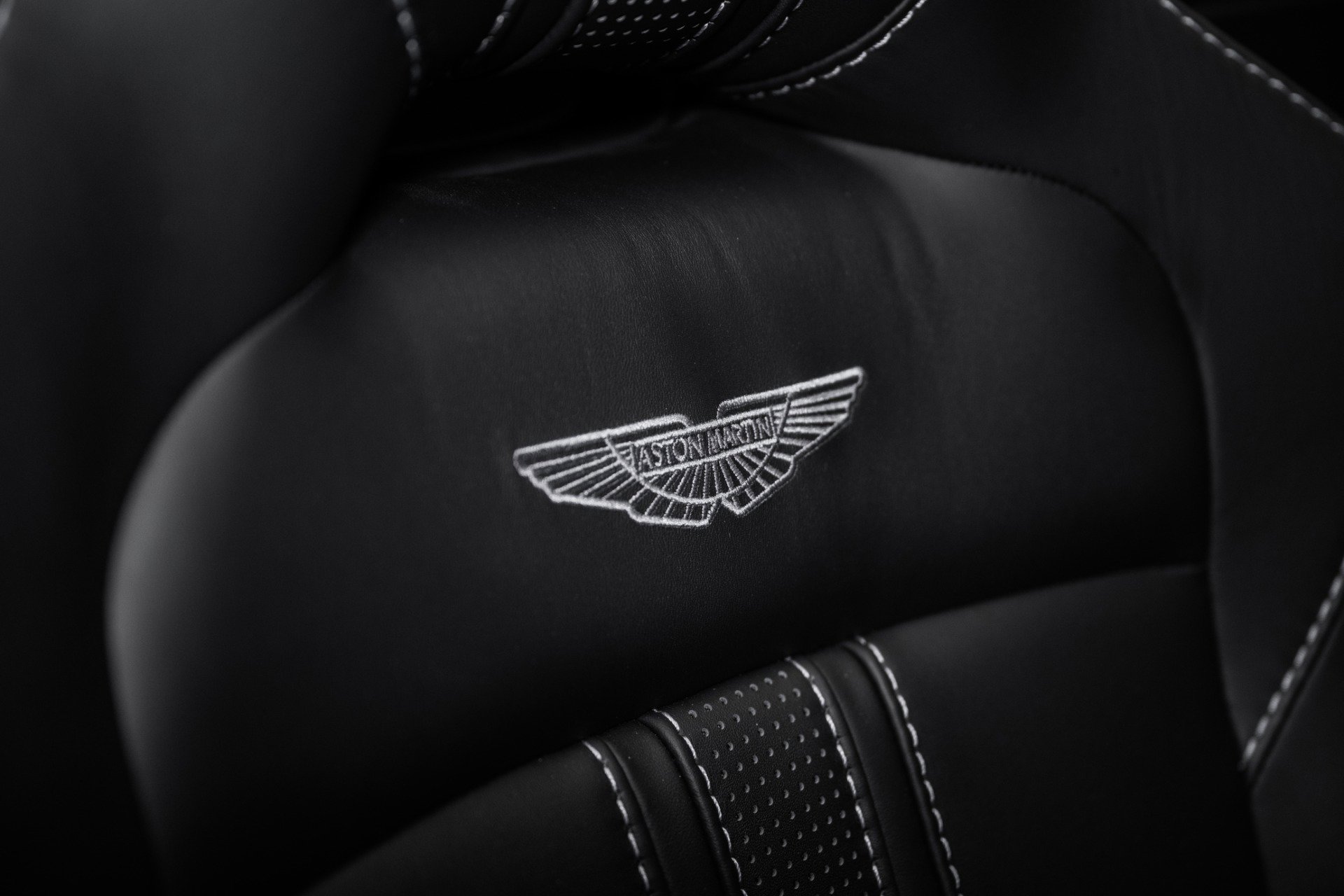 Used 2023 Aston Martin V8 Vantage Roadster image 40