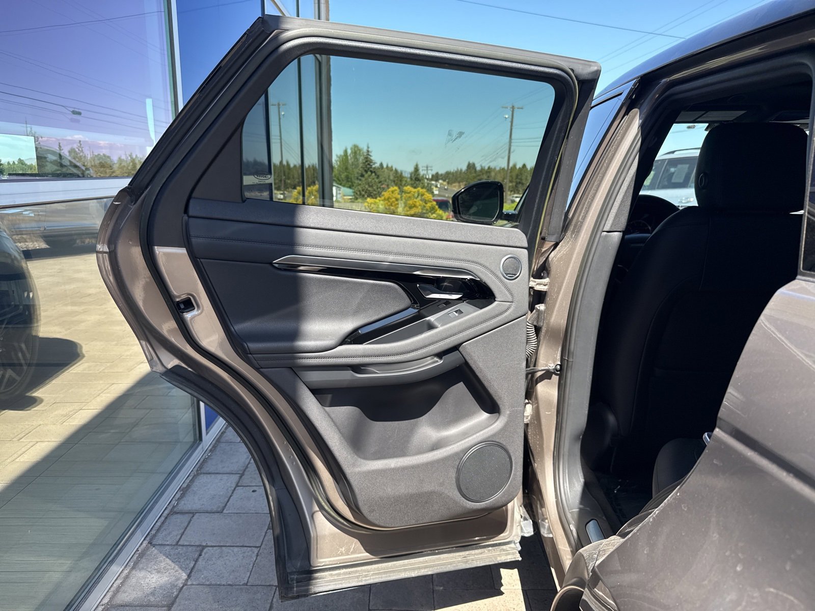 Used 2023 Land Rover Range Rover Evoque R-Dynamic SE image 7