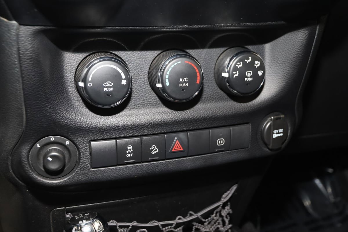 Used 2012 Jeep Wrangler Unlimited Rubicon AWD/4WD image 23