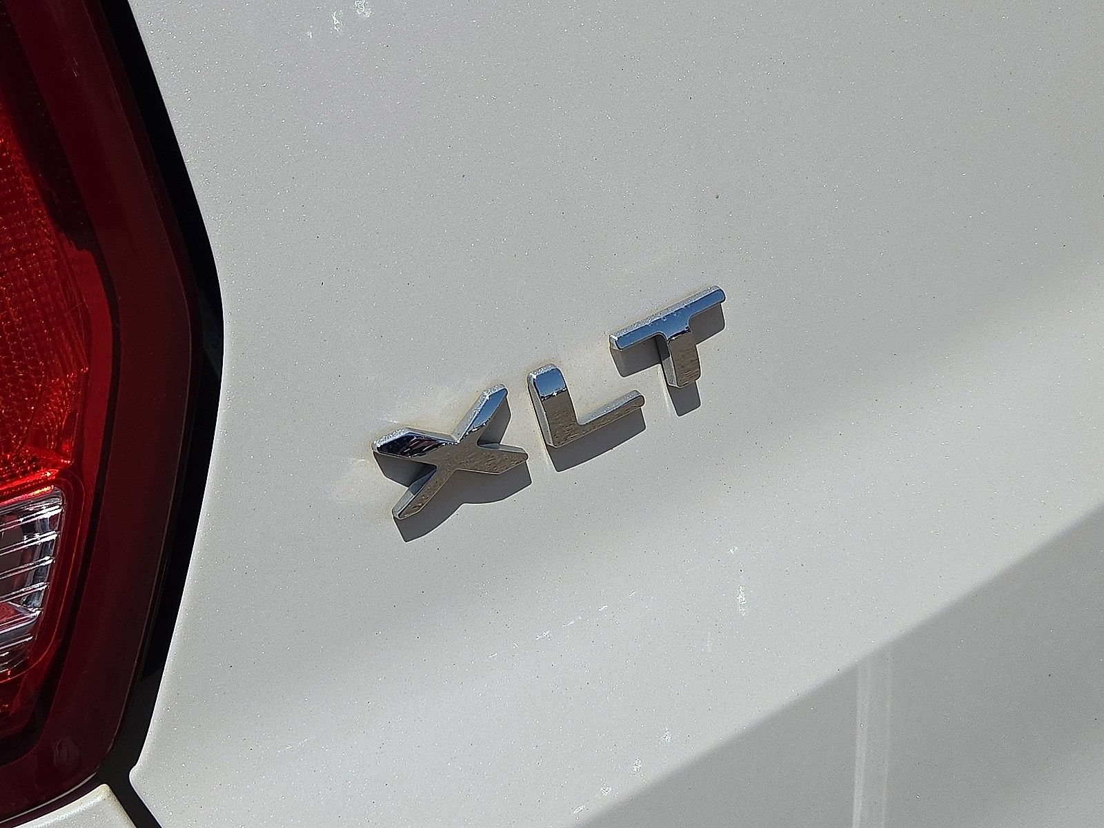 Used 2018 Ford Explorer XLT w/ Equipment Group 202A AWD/4WD image 11