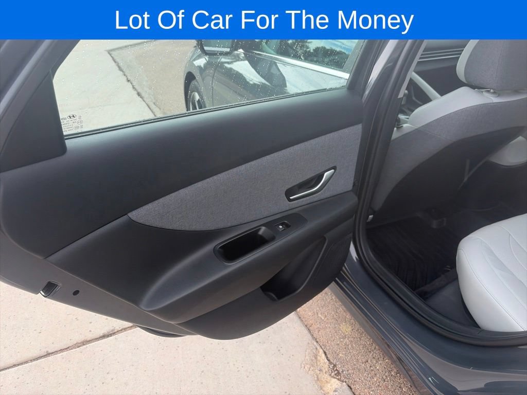 Used 2023 Hyundai Elantra Limited FWD image 17