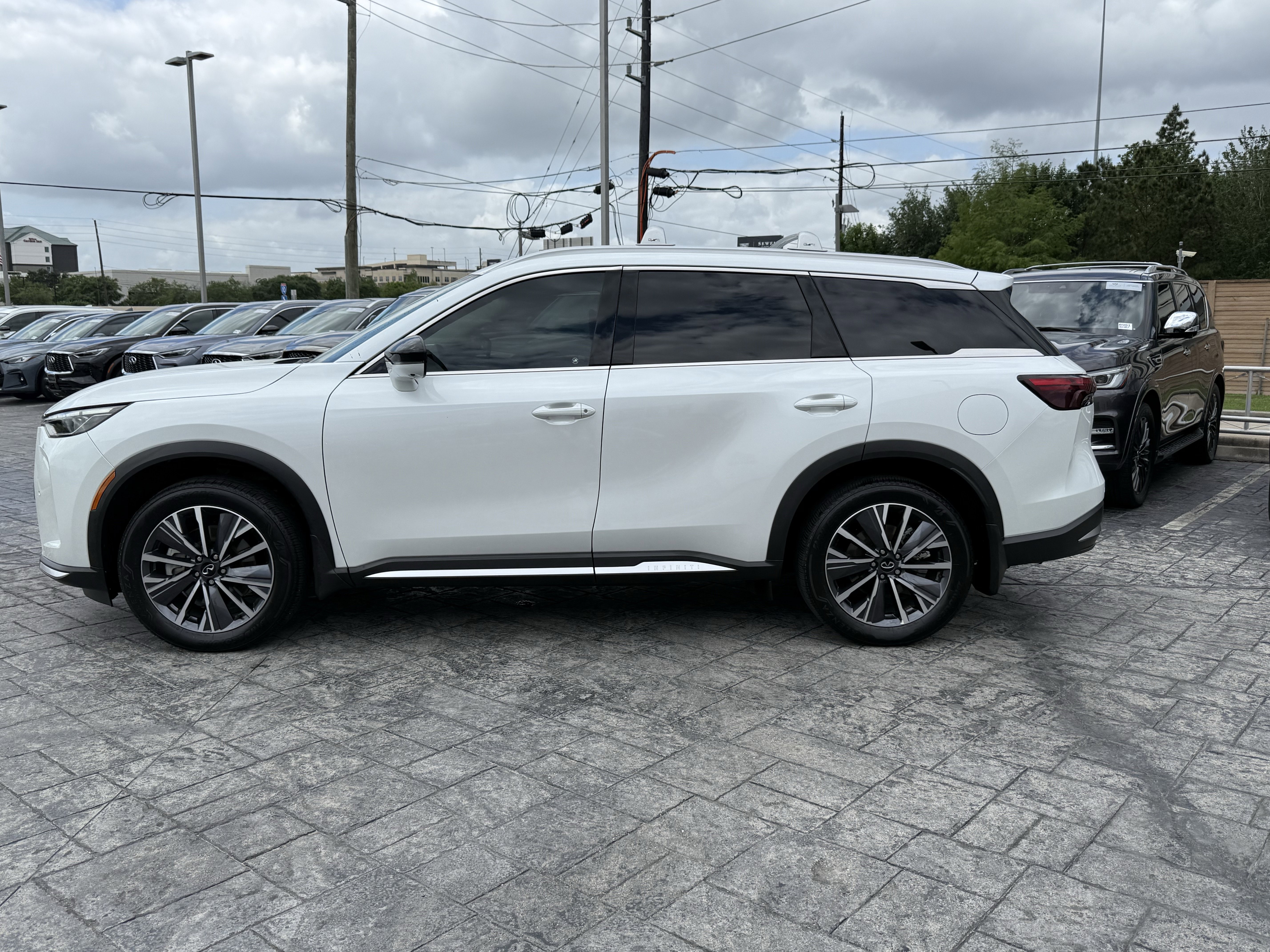 Certified 2026 INFINITI QX60 Luxe w/ Cargo Package image 4