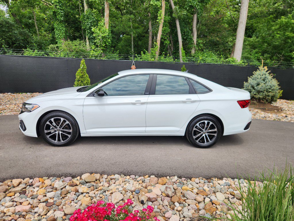 Certified 2024 Volkswagen Jetta Sport image 2