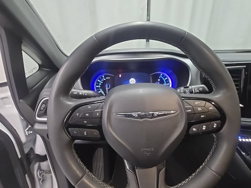 Used 2024 Chrysler Pacifica Limited FWD image 32