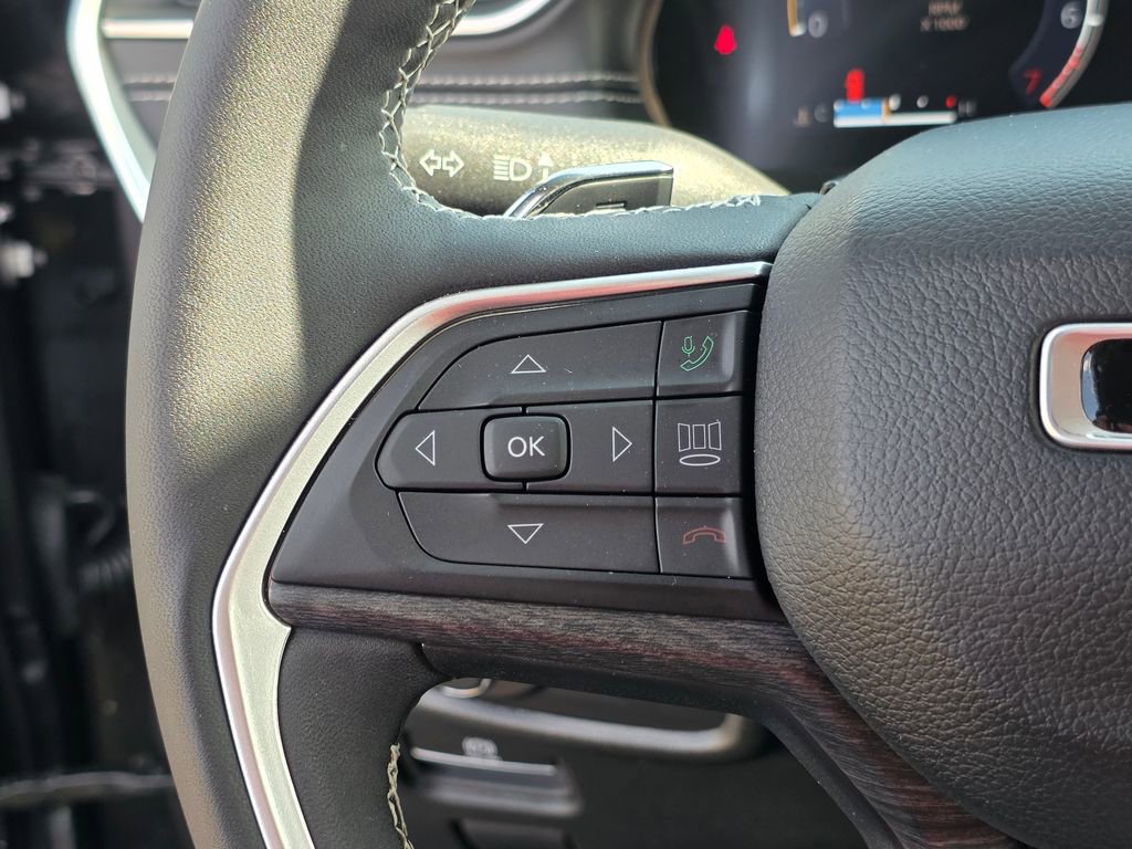 Used 2024 Jeep Grand Cherokee Limited w/ Black Appearance Package image 17