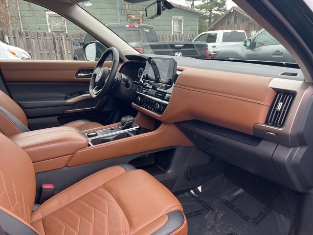 Used 2024 Nissan Pathfinder Platinum image 11