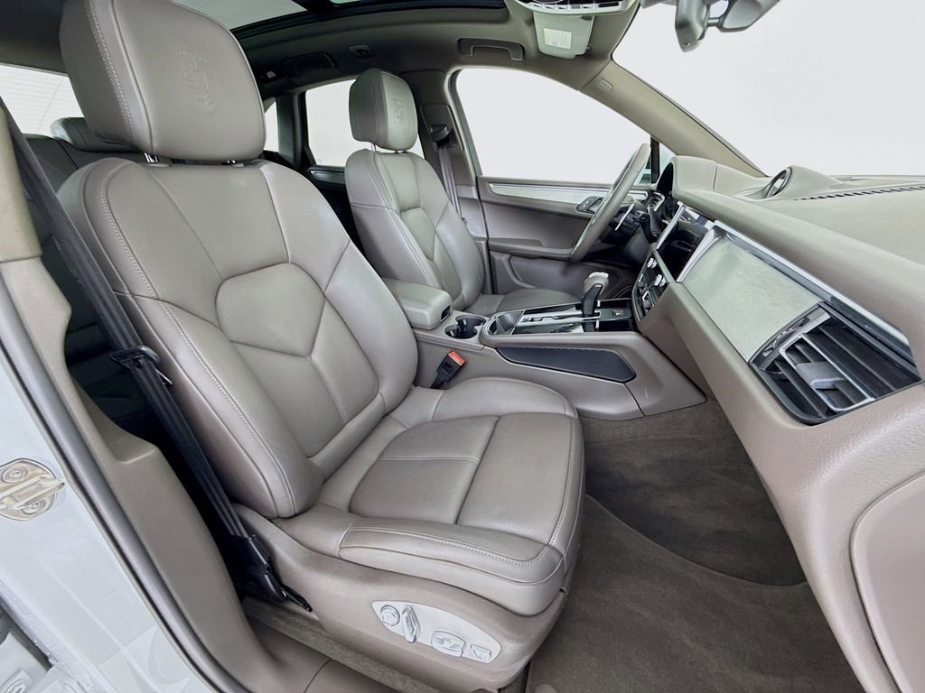 Certified 2023 Porsche Macan Turbo AWD/4WD image 31
