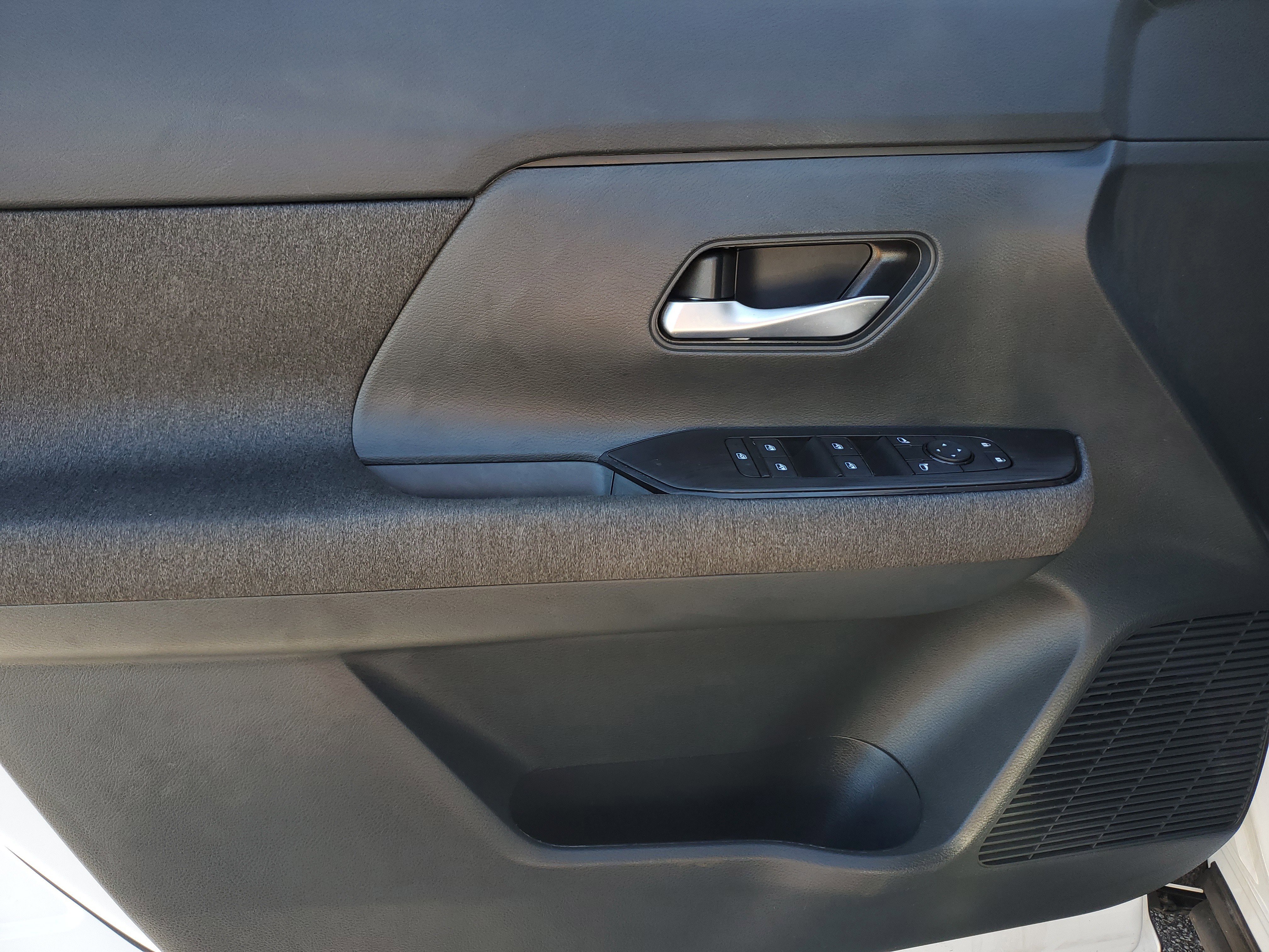 Used 2025 Nissan Kicks SV FWD image 17