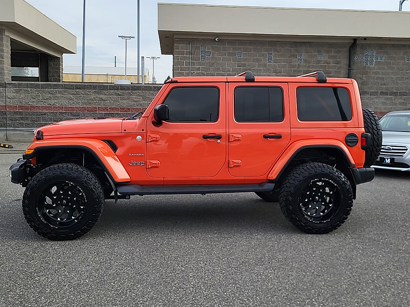Used 2019 Jeep Wrangler Unlimited Sahara w/ Uconnect 4C Nav & Sound Group AWD/4WD image 4