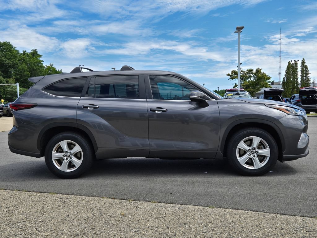 Used 2024 Toyota Highlander LE FWD image 7