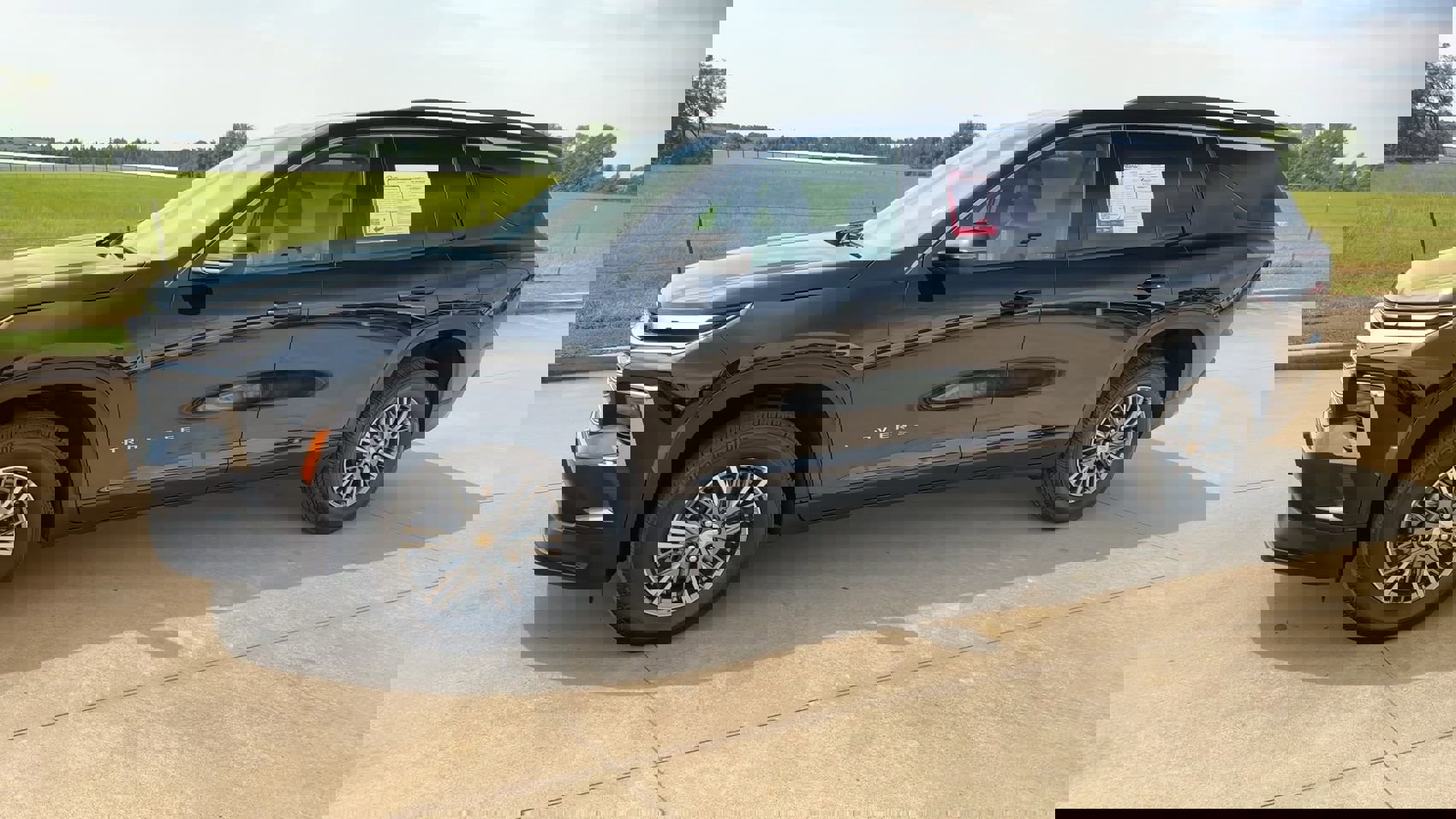 Used 2025 Chevrolet Traverse LT image 5