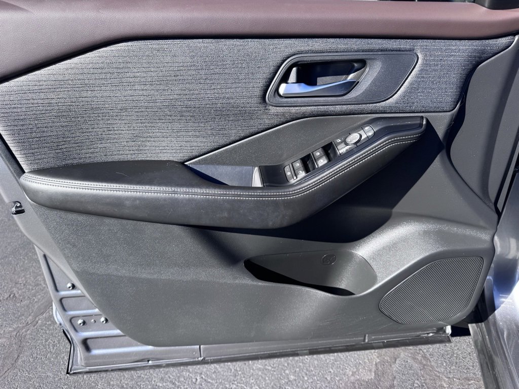 Used 2022 Nissan Rogue SV image 22