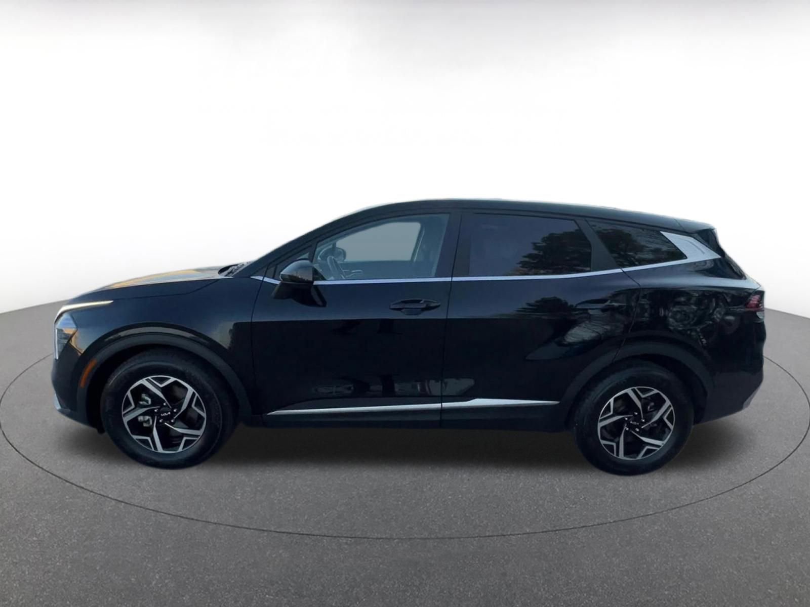Used 2025 Kia Sportage LX image 9