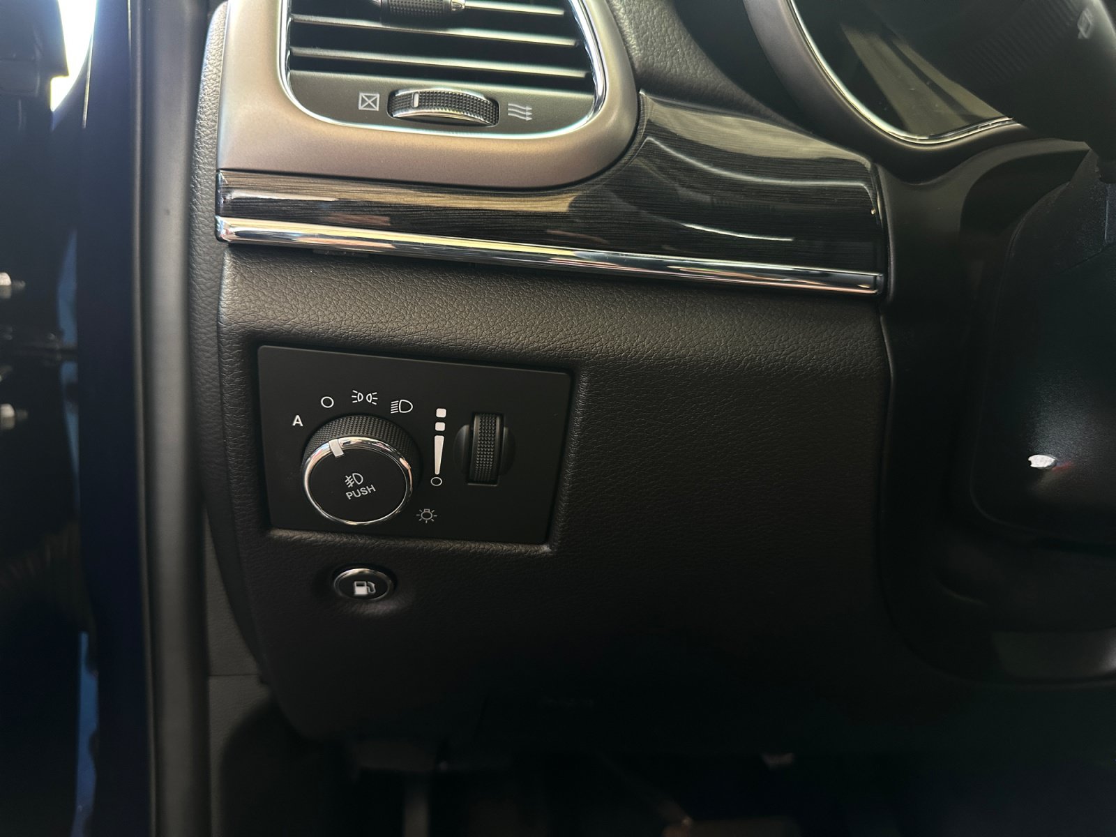 Used 2018 Jeep Grand Cherokee Trailhawk w/ Trailhawk Luxury Group AWD/4WD image 19