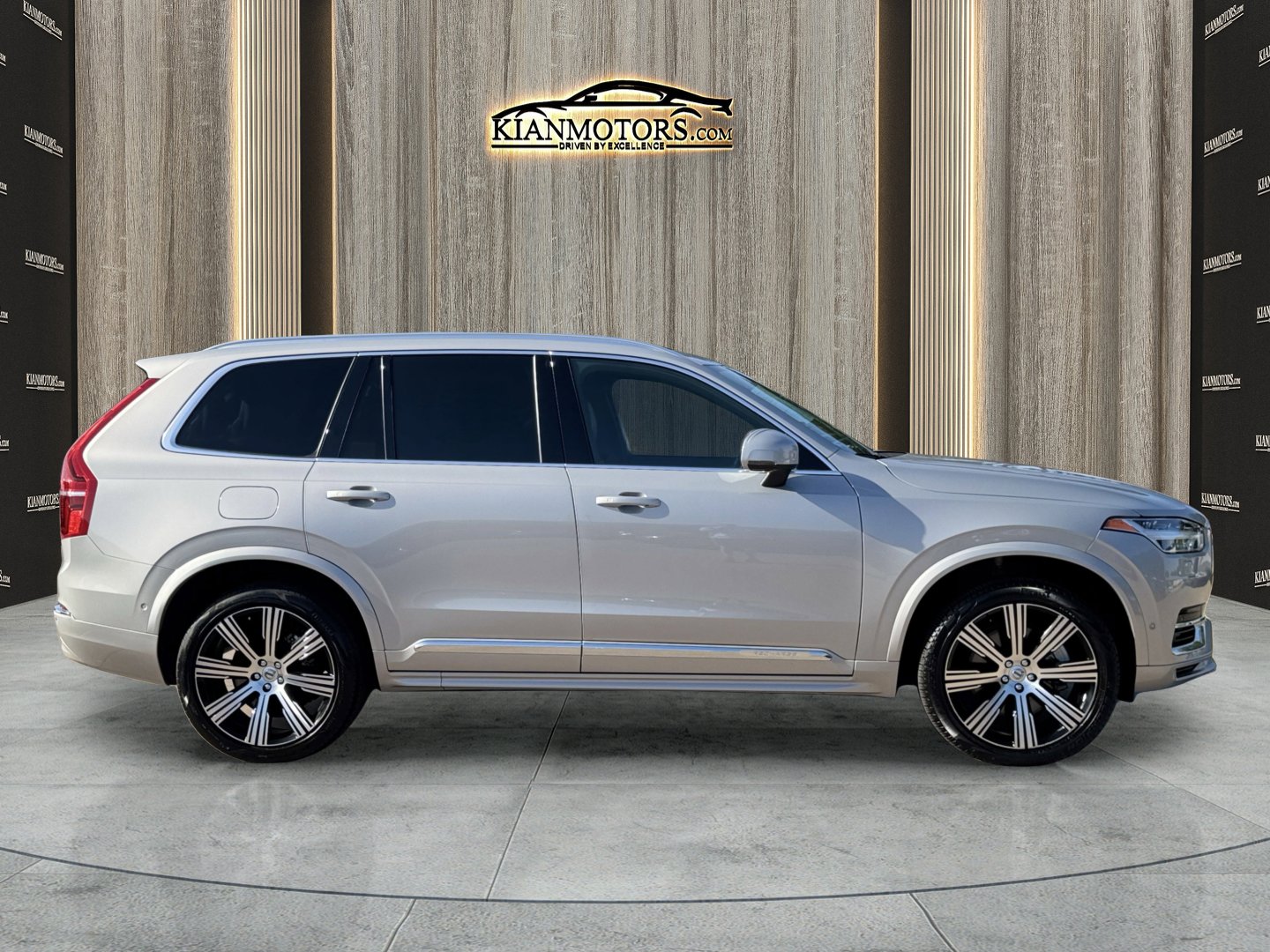 Used 2024 Volvo XC90 T8 Ultimate w/ Lounge Package image 8