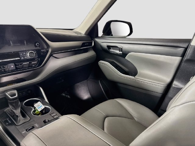 Used 2023 Toyota Highlander XLE FWD image 23