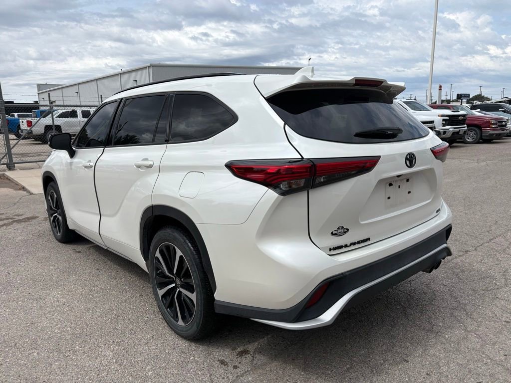 Used 2021 Toyota Highlander XSE FWD image 3