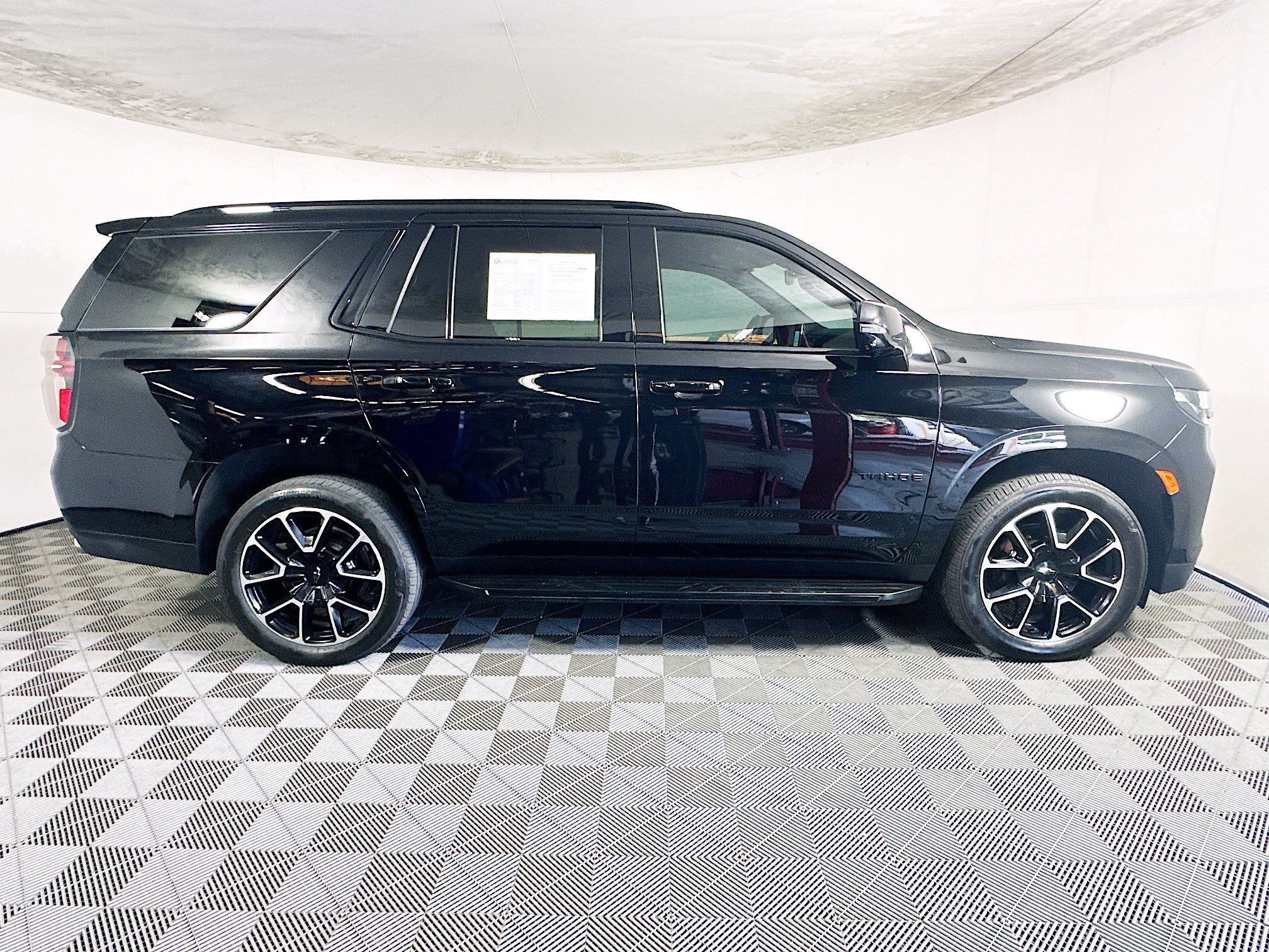 Used 2022 Chevrolet Tahoe RST w/ Sport Performance Package AWD/4WD image 2