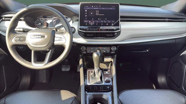 Used 2025 Jeep Compass Limited image 16