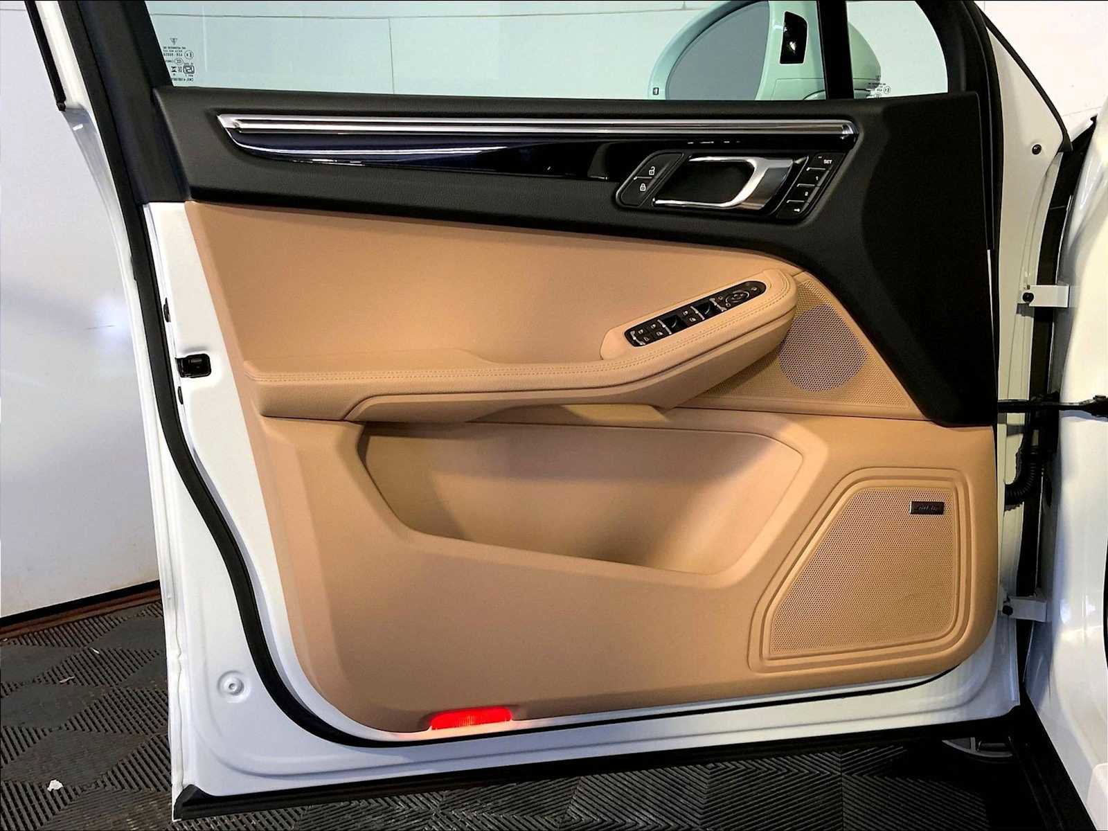 Certified 2026 Porsche Macan AWD/4WD image 25