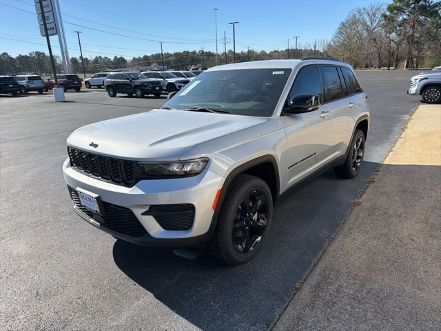 New 2025 Jeep Grand Cherokee Altitude image 3