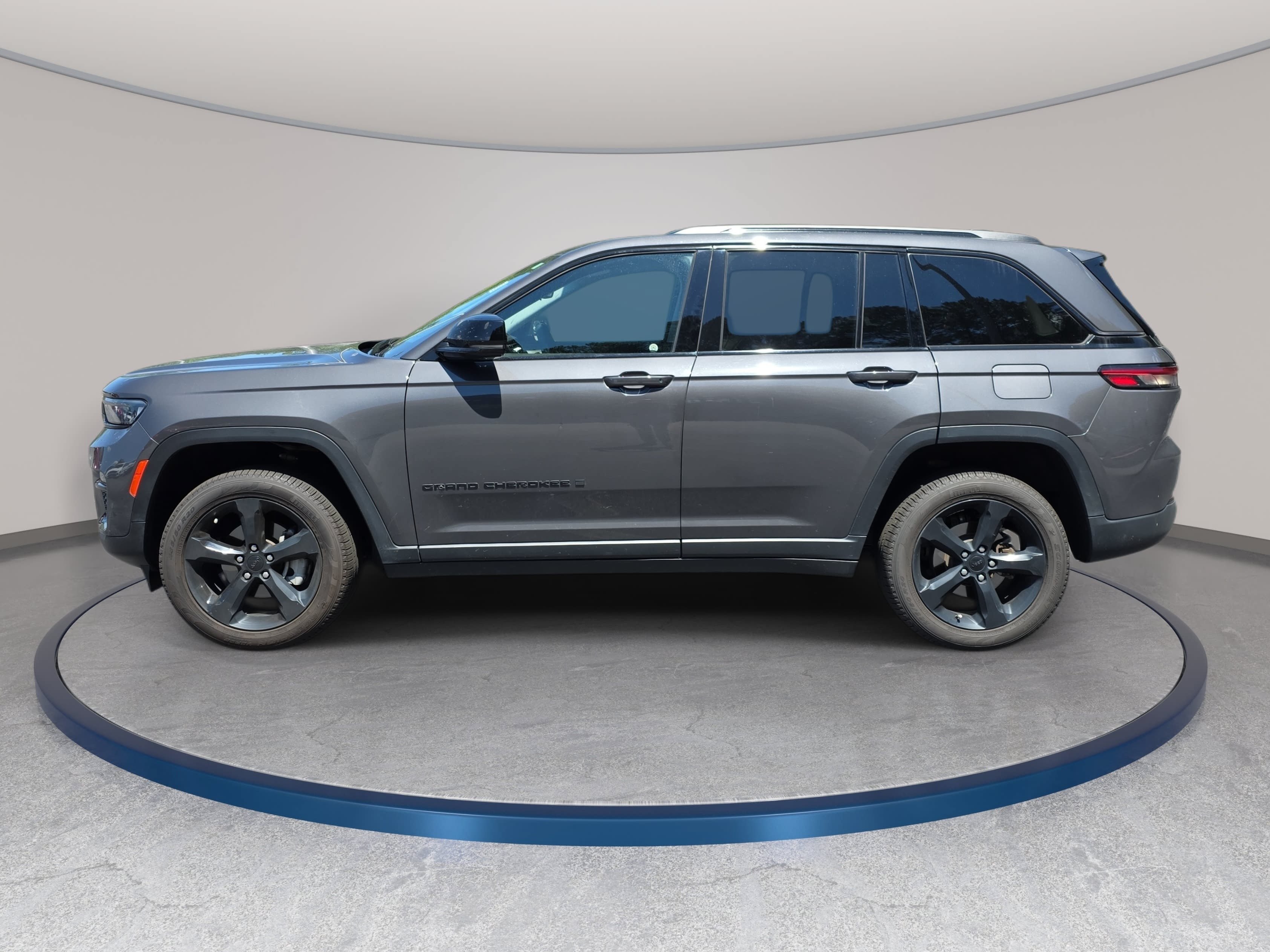 Used 2023 Jeep Grand Cherokee Limited w/ Black Appearance Package AWD/4WD image 3