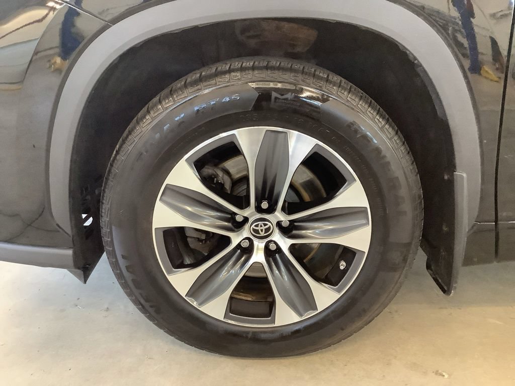 Used 2023 Toyota Highlander XLE AWD/4WD image 29