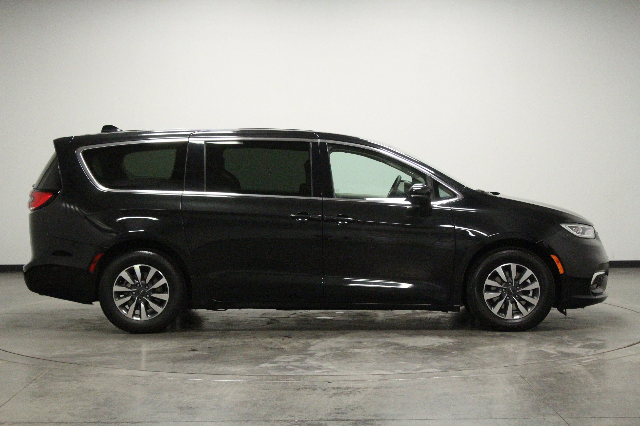 Used 2023 Chrysler Pacifica Touring-L FWD image 9