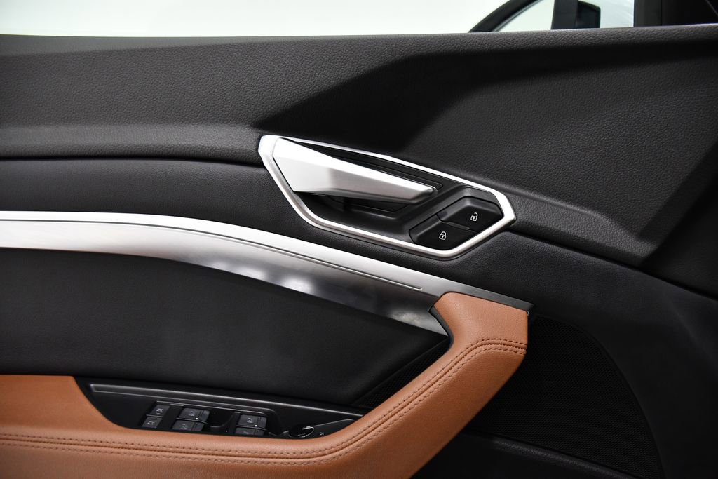 Used 2022 Audi e-tron Premium Plus w/ Premium Plus Package image 18