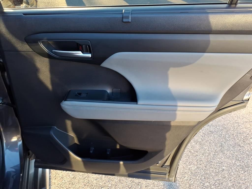 Used 2023 Toyota Highlander XLE image 19
