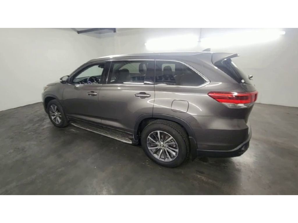 Used 2017 Toyota Highlander XLE image 6