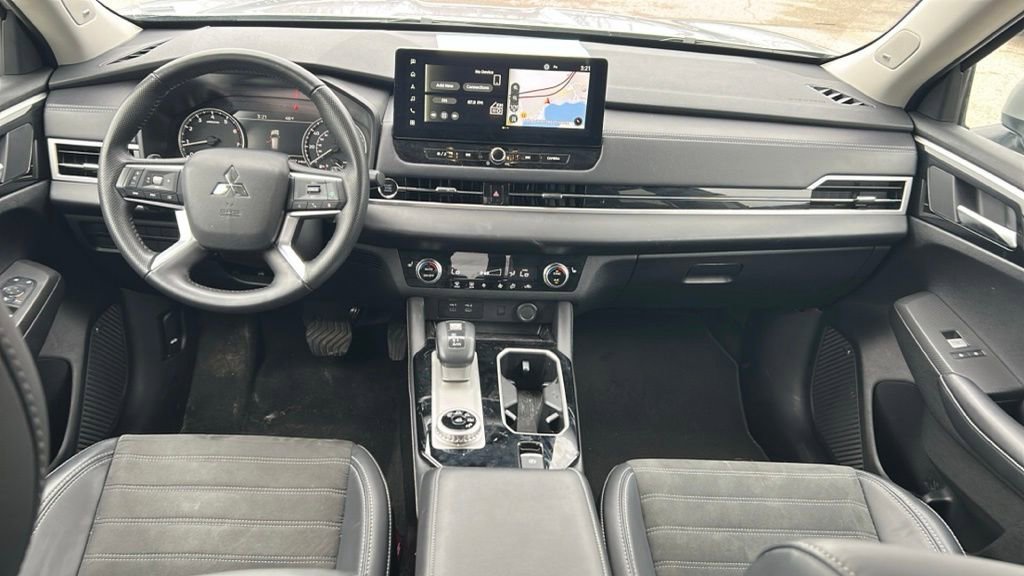 Used 2025 Mitsubishi Outlander SE image 14
