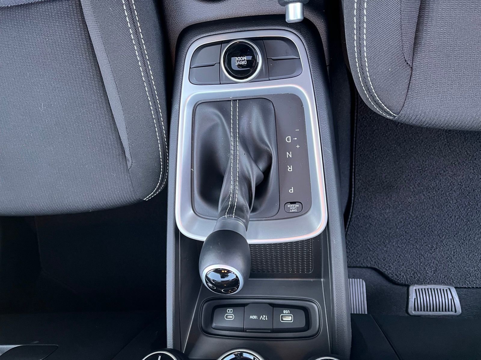 Used 2025 Hyundai Venue SEL image 34