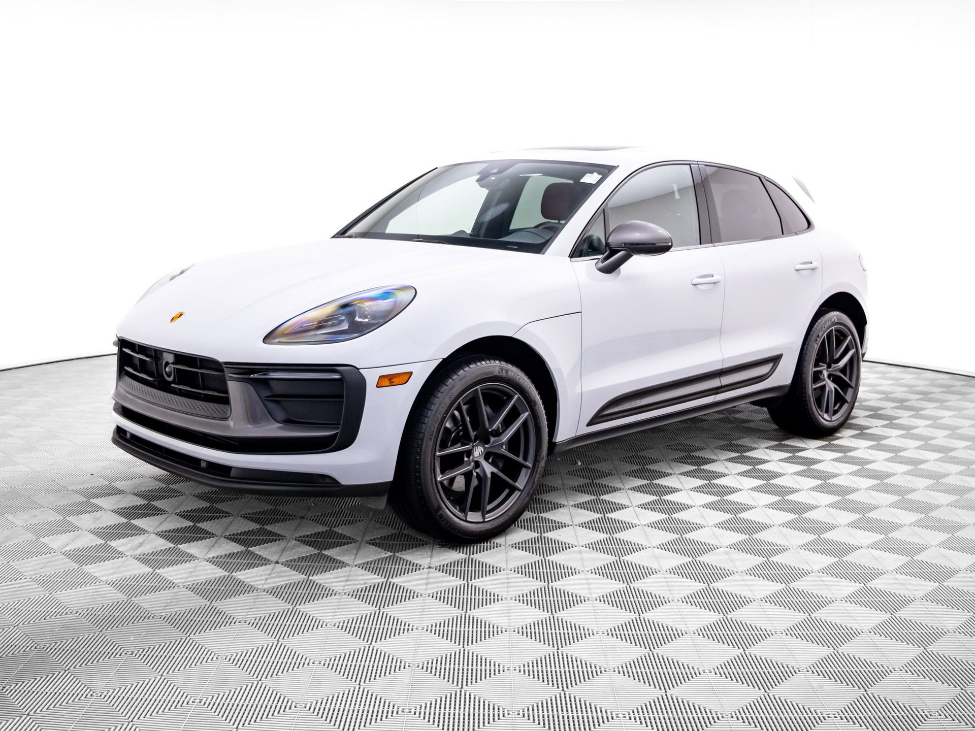 Certified 2023 Porsche Macan Turbo image 1