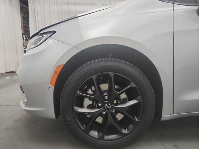 New 2026 Chrysler Pacifica Limited image 20