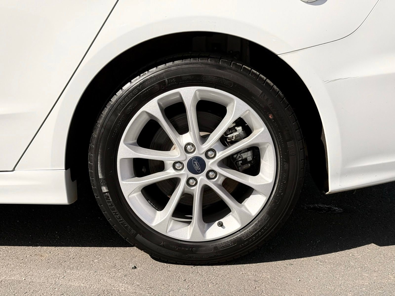 Used 2019 Ford Fusion SE FWD image 2