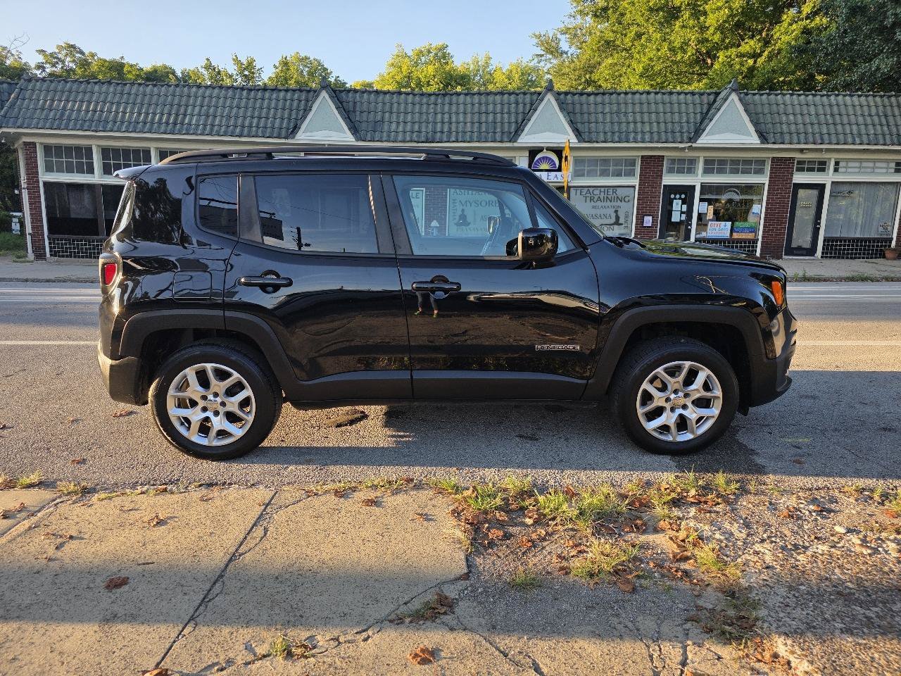 Used 2015 Jeep Renegade Latitude w/ Cold Weather Group AWD/4WD image 6