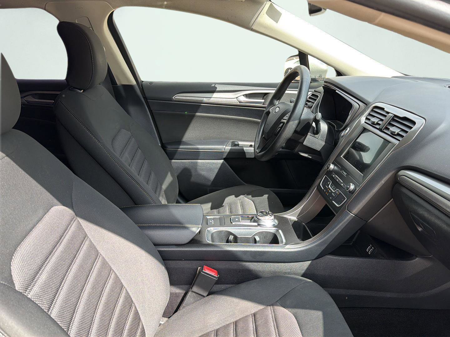 Used 2019 Ford Fusion SE FWD image 14