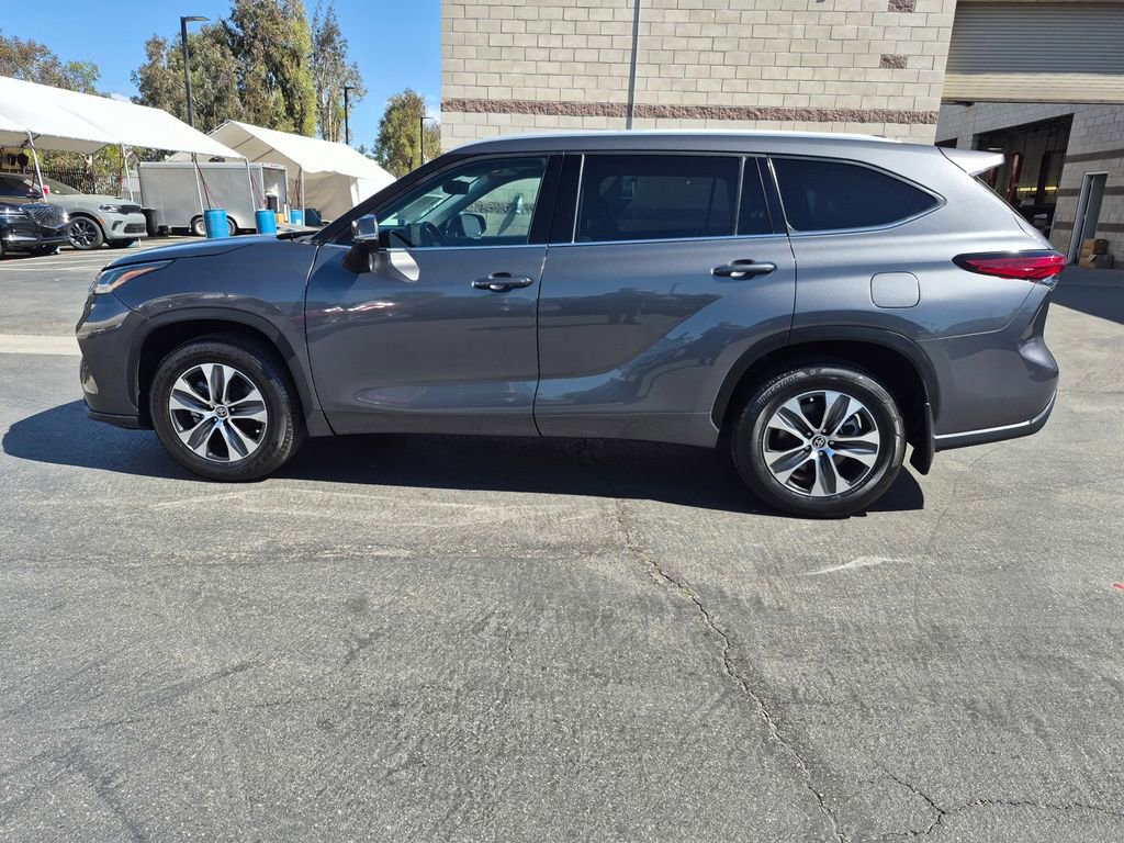 Used 2022 Toyota Highlander XLE image 4